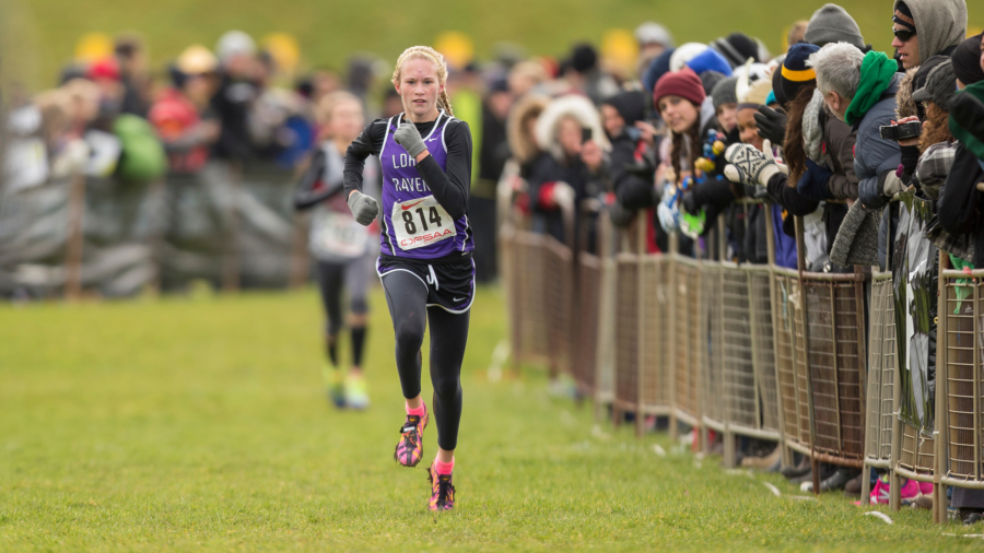 Shona McCulloch of Longfields-Davidson Heights SS runs to victory in the Junior Girls race at the OFSAA Cross Country Championships in Waterloo Ontario, Saturday, November 1, 2014.
Mundo Sport Images/ Geoff Robins