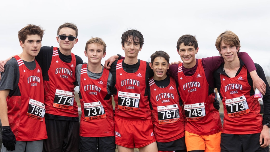 (Kingston, Canada---13 November 2022) Charlie Mortimer (759 U16B), Noah Smith (774 U16B), Barrett Goold (737 U16B), Saul Taler (781 U16B), Matteo Padoin-Castillo (767 U16B), Dean Kontogiannis (745 U16B), Owen Siderius (773 U16B) racing at the 2022 Athletics Ontario Cross Country Championships held on Fort Henry Hill in Kingston, Ontario.
Photograph copyright 2022 Miles Ryan Rowat/ Mundo Sport Images.