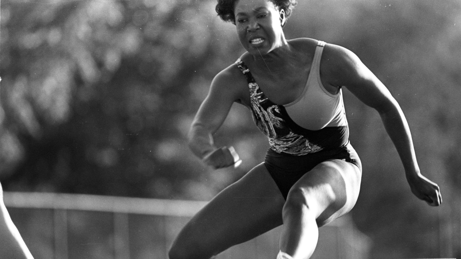 ******This is an unprocessed scan from the negative. You can buy it as is and clean it up yourself, or contact us for rates on providing the service for you. *******
(Ottawa, Canada---18-21 July 1991) Yolande Jones in the 100m hurdles at the 1991 Canadian Pan American Games Trials meet held in Ottawa, Canada. Photo 1991 Copyright Sean Burges / Mundo Sport Images.
******This is an unprocessed scan from the negative. You can buy it as is and clean it up yourself, or contact us for rates on providing the service for you. *******